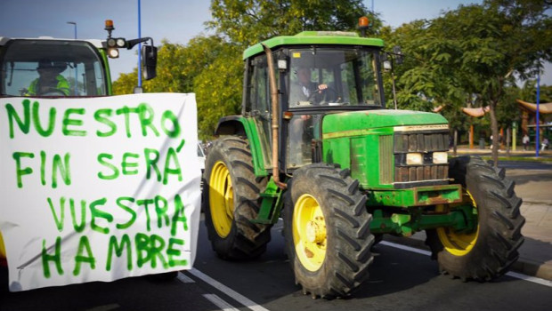 ep tractorada de protesta en la calle virgen del patrocinio una de las entradas a sevilla a 6 de ep tractorada de protesta en la calle virgen del patrocinio una de las entradas a sevilla a 6 de