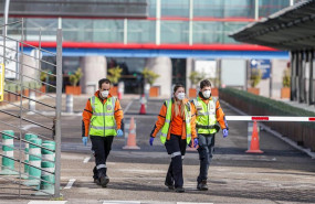 ep tres miembros del personal de emergencias madrid con mascarillas a la entrada del palacio de