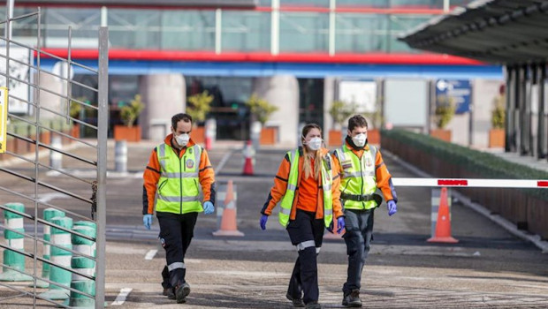 ep tres miembros del personal de emergencias madrid con mascarillas a la entrada del palacio de