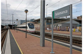 ep un alvia en la estacion de tren de salamanca
