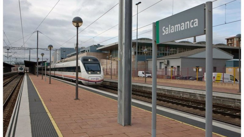 ep un alvia en la estacion de tren de salamanca ep un alvia en la estacion de tren de salamanca