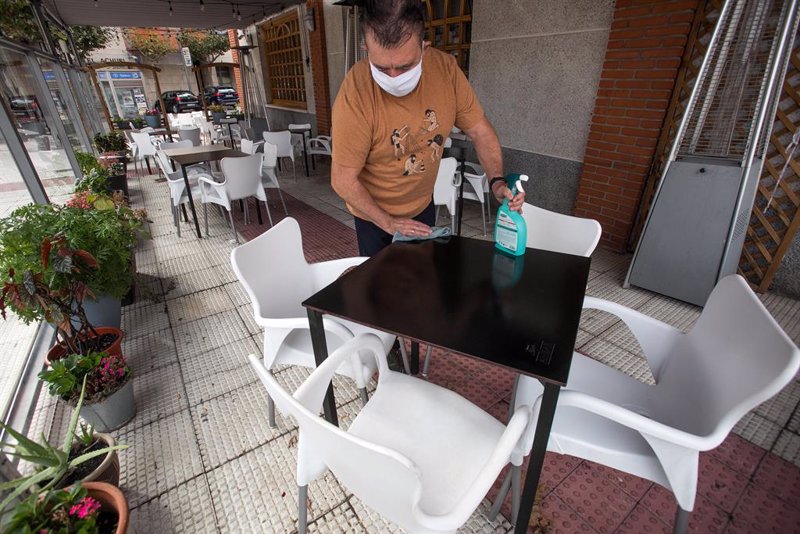 Madrid estudia dar prioridad a los camareros en la vacunación contra el Covid
