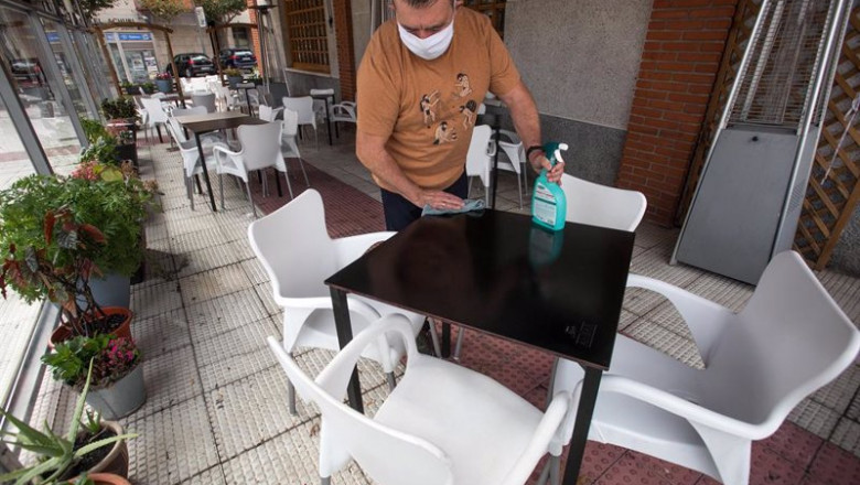 Un camarero limpia una de las mesas de su bar | Tomás Alonso - Europa Press ep un camarero limpia una de las mesas de su bar
