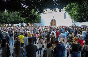ep un grupo de personas durante una concentracion en la plaza de espana de los llanos de aridane