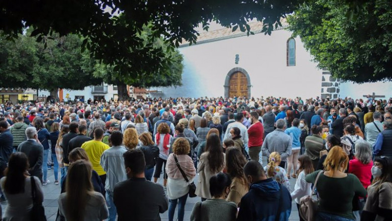 Un grupo de personas durante una concentración en la Plaza de España de Los Llanos de Aridane | Europa Press ep un grupo de personas durante una concentracion en la plaza de espana de los llanos de aridane