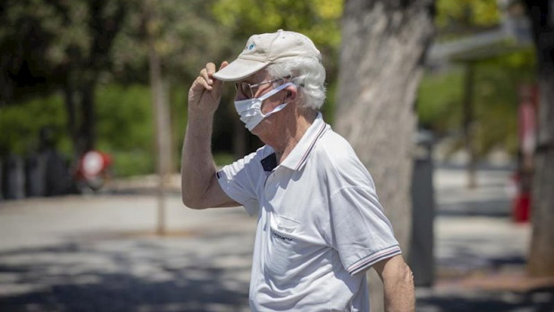 ep un hombre con mascarilla y gafas de sol se coloca una gorra durante un episodio de altas