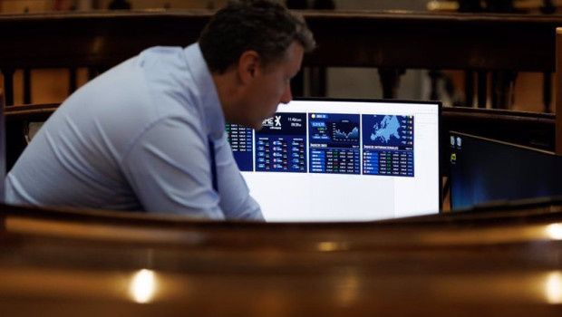 ep un hombre en el palacio de la bolsa de madrid a 11 de abril de 2023 en madrid espana el ibex 35 ep un hombre en el palacio de la bolsa de madrid a 11 de abril de 2023 en madrid espana el ibex 35