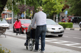 ep un hombre pasea a una persona de edad avanzada en silla de ruedas en madrid espana a 7 de mayo de