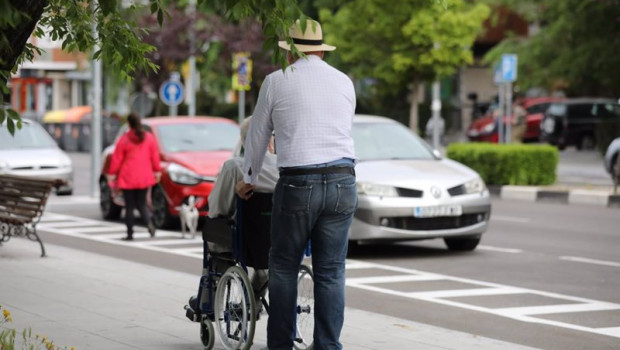 ep un hombre pasea a una persona de edad avanzada en silla de ruedas en madrid espana a 7 de mayo de