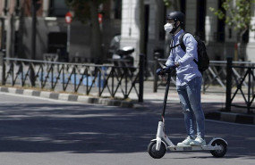 ep un hombre protegido con mascarilla monta en un patinete electrico durante el primer dia del uso