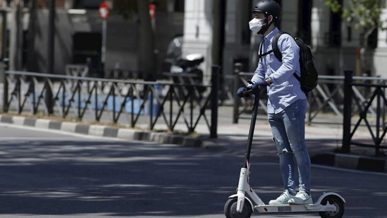 ep un hombre protegido con mascarilla monta en un patinete electrico durante el primer dia del uso ep un hombre protegido con mascarilla monta en un patinete electrico durante el primer dia del uso