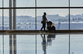 ep un pasajero camina por las instalaciones de la terminal 4 del aeropuerto adolfo suarez
