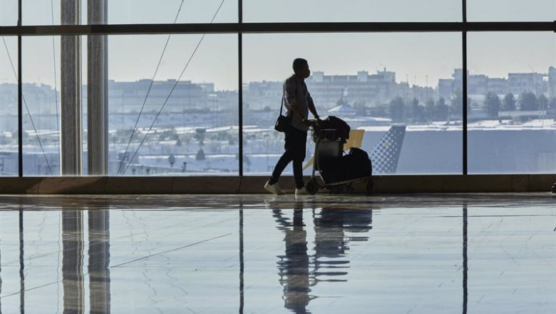 ep un pasajero camina por las instalaciones de la terminal 4 del aeropuerto adolfo suarez