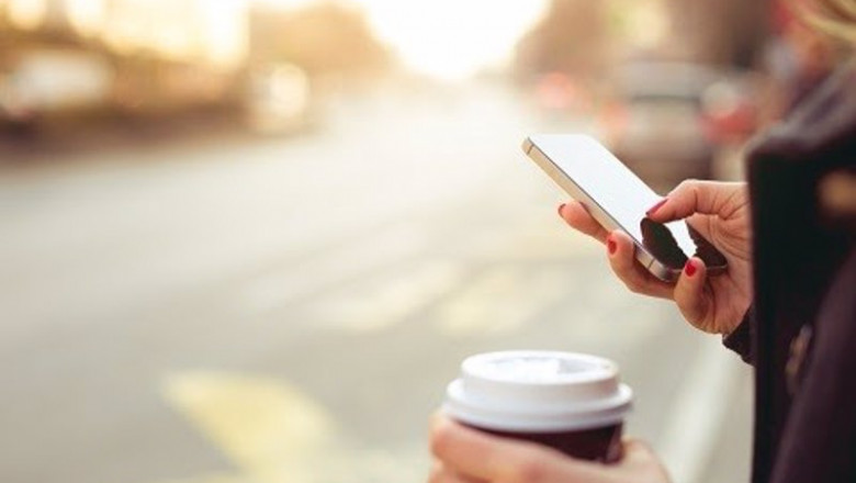 Una persona mira su móvil mientras toma un café | TELEFÓNICA ep una persona mira su movil mientras toma un cafe
