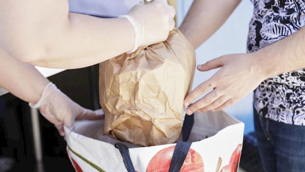 ep una voluntaria entrega una de las bolsas que contienen un menu de comida en el colegio ramon