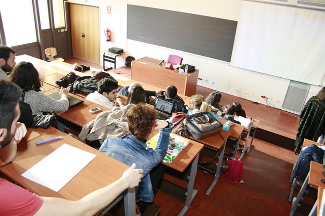 Clase de universidad. | EUROPA PRESS ep universidad estudiantes clases libros profesora lorenzana pizarra
