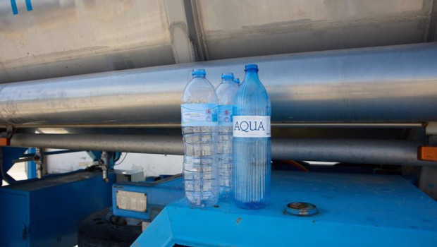 ep varias botellas con agua envasada