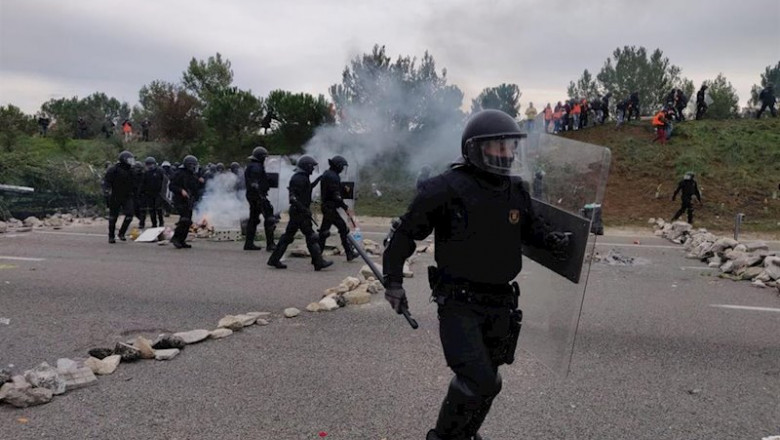 ep actuacion de los mossos desquadra en la ap-7 en salt girona durante el corte del tsunami