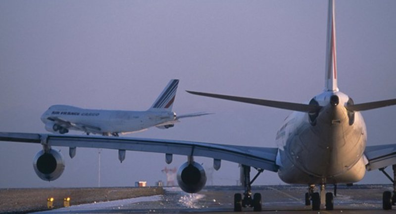 ep archivo aviones en la pista de un aeropuerto ep archivo aviones en la pista de un aeropuerto