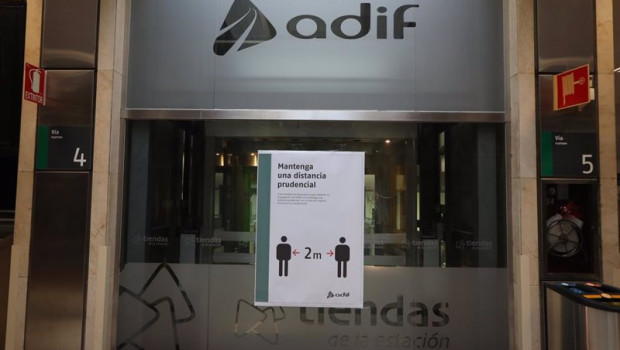 ep archivo - cartel en el que se lee mantenga una distancia prudencial en la estacion de chamartin