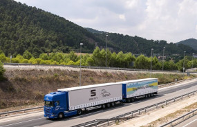 ep archivo   imagen de un duotrailer utilizado por seat para transportar piezas