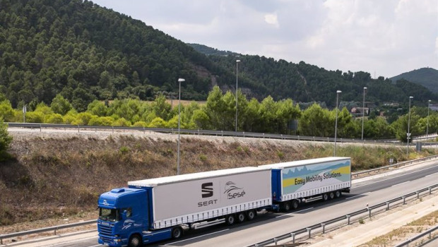 ep archivo   imagen de un duotrailer utilizado por seat para transportar piezas