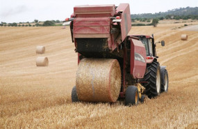 ep archivo   tractor en el campo