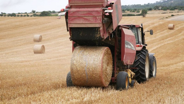 ep archivo   tractor en el campo