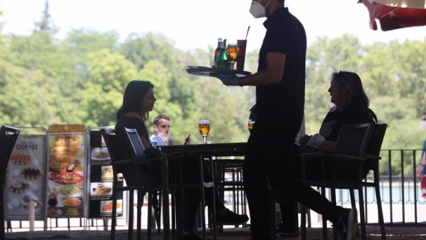 ep archivo un camarero protegido con mascarilla ep archivo un camarero protegido con mascarilla