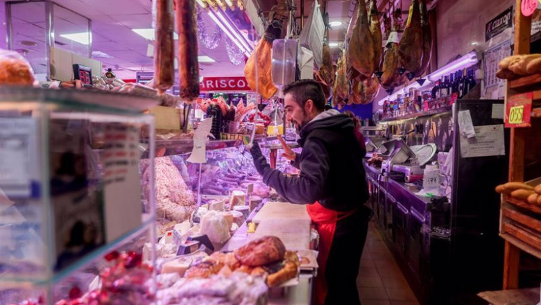 ep archivo un charcutero atiende en la tienda de comestibles los mares alimentacion en el barrio ep archivo un charcutero atiende en la tienda de comestibles los mares alimentacion en el barrio
