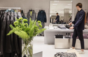 ep archivo   un dependiente en la nueva macrotienda de zara