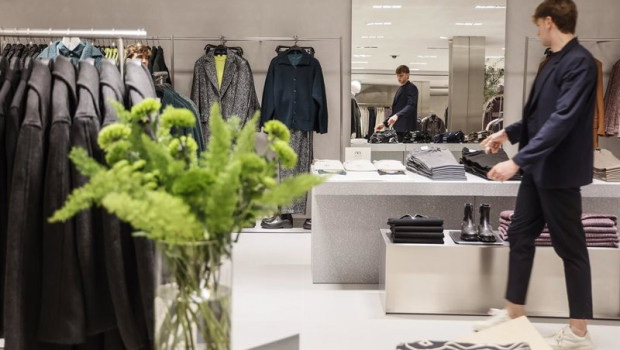 ep archivo   un dependiente en la nueva macrotienda de zara