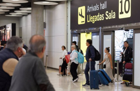 ep archivo   un grupo de personas a su salida de la puerta de llegadas de la terminal t4 del