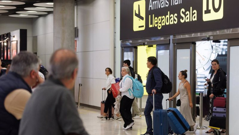 ep archivo un grupo de personas a su salida de la puerta de llegadas de la terminal t4 del ep archivo un grupo de personas a su salida de la puerta de llegadas de la terminal t4 del