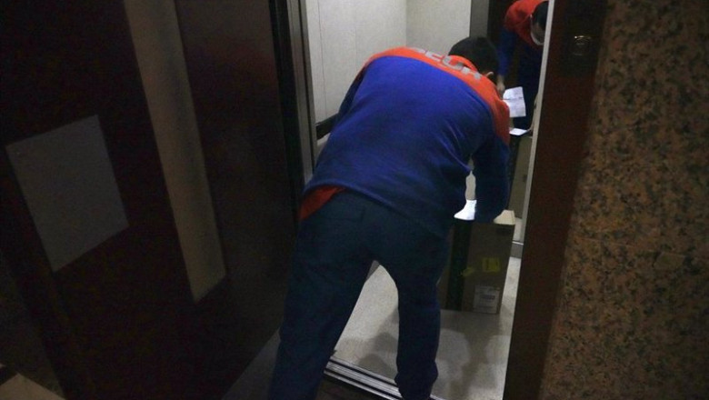 ep archivo   un repartidor dejando un paquete en el ascensor de un edificio