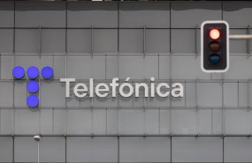 ep archivo   un semaforo en rojo frente a la sede de telefonica a 28 de noviembre de 2023 en madrid