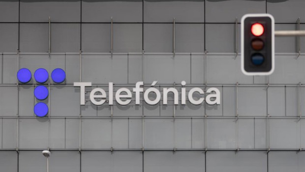 ep archivo   un semaforo en rojo frente a la sede de telefonica a 28 de noviembre de 2023 en madrid