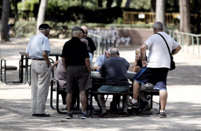 ep archivo   varios pensionistas juegan al domino en un parque de madrid