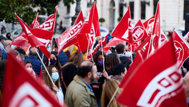 Banderines de CCOO en una imagen de archivo. | Juan Manuel Serrano Arce - Europa Press ep banderines de ccoo en una imagen de archivo