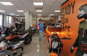 ep clientes en el interior del concesionario de motocicletas