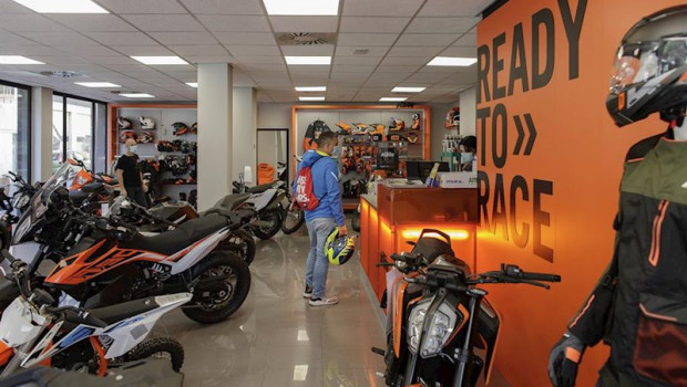 ep clientes en el interior del concesionario de motocicletas
