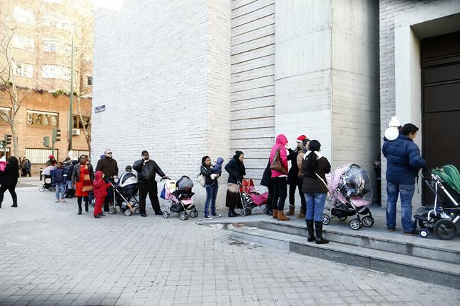 Cola enn la Parroquia de la Merced para recoger regalos de los Reyes Magos. | EUROPA PRESS ep cola ennparroquiala mercedrecoger regaloslos reyes magos