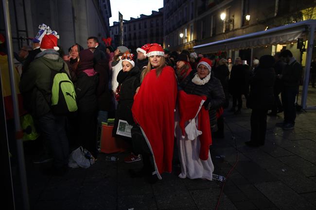 Colas en el Teatro Real por la Lotería de Navidad | EUROPA PRESS ep colasteatro realla loterianavidad