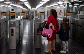ep dos personas en la estacion de renfe y metro la sagrera