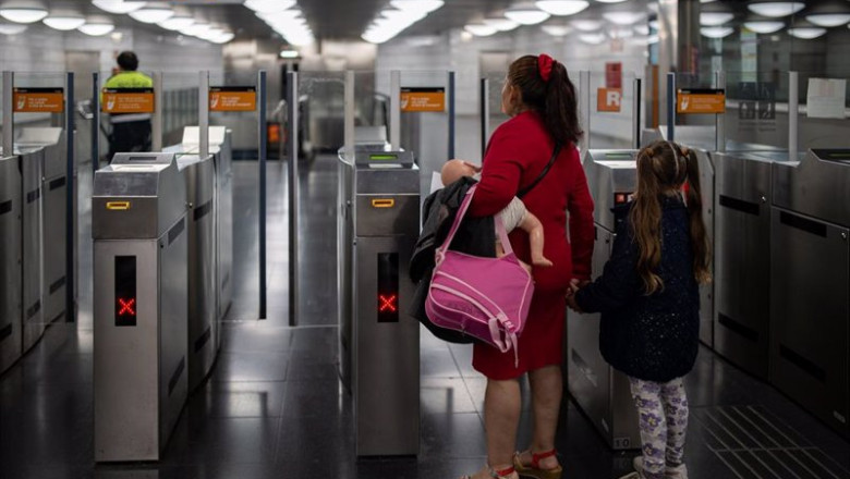 ep dos personas en la estacion de renfe y metro la sagrera ep dos personas en la estacion de renfe y metro la sagrera