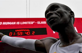 ep el atleta keniano eliud kipchoge celebra el record oficioso del ineos 159 challenge en el que se