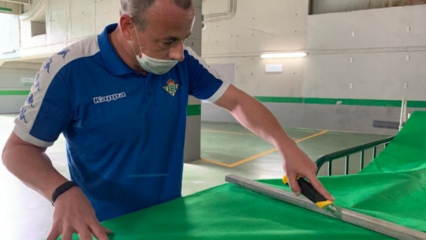 ep el betis y su fundacion ayudan a fabricar batas de proteccion contra el coronavirus