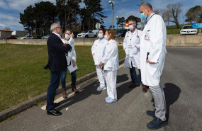 ep el consejero de sanidad miguel rodriguez con profesionales del hospital de liencres