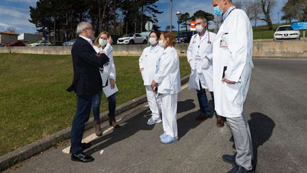 ep el consejero de sanidad miguel rodriguez con profesionales del hospital de liencres