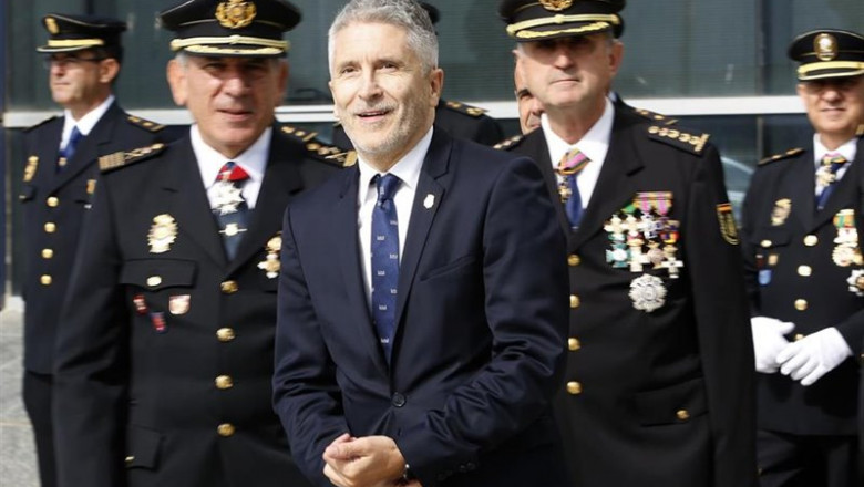 El ministro del Interior en funciones, Fernando Grande-Marlaska (c), a su llegada al acto del Día de la Policía, donde se homenajea a los caídos en acto de servicio y se impone condecoraciones al mérito policial. | Eduardo Ruiz - Europa Press ep el ministro del interior en funciones fernando grande-marlaska c a su llegada al acto del dia de